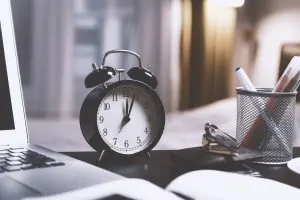 Relógio mostrando quando tempo leva o envio de encomendas internacionais
