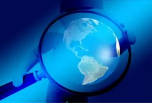 Pessoa segurando uma lupa para mostrar o tamanho do mundo