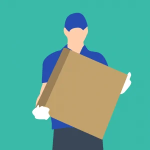 Entregador com um envio urgente nas mãos 