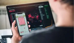 Pessoa fazendo o rastreamento no celular de uma loja de instrumentos musicais