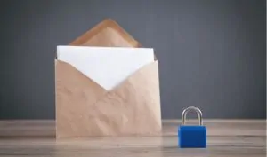 Envelope ao lado de um cadeado para envios internacionais
